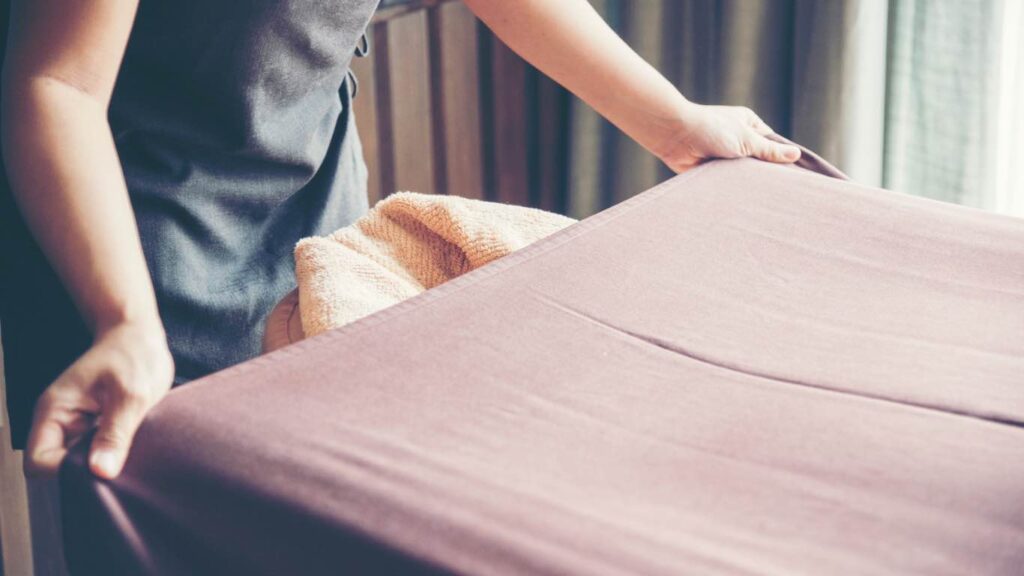 Preparación de la camilla para una sesión en Prime Thai Massage